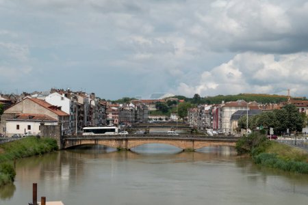 Foto de Vista panorámica del casco antiguo de Bayona en Francia con el río Adour y algunos puentes al fondo en un día nublado - Imagen libre de derechos