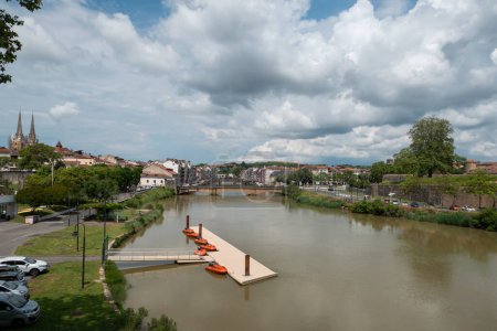 Foto de Vista panorámica del casco antiguo de Bayona en Francia con el río Adour y algunos puentes al fondo en un día nublado - Imagen libre de derechos