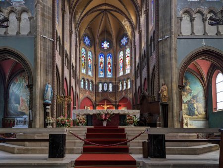Téléchargez les photos : Intérieur et autel de l'église Saint-Andr à Bayonne au Pays Basque, France - en image libre de droit