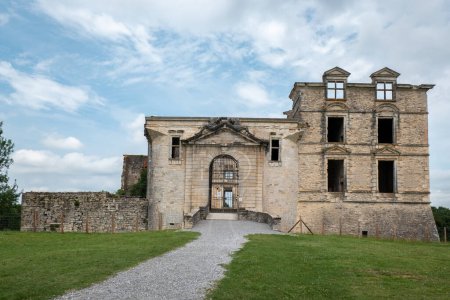 Téléchargez les photos : Façade avant des ruines du château de Gramont à Bidache au sommet d'une colline du Pays Basque, France - en image libre de droit
