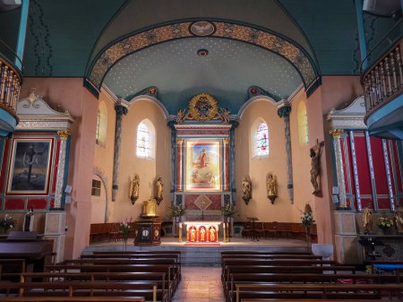Téléchargez les photos : Autel de l "église Notre-Dame de l'Assomption à Bardos au Pays Basque, France - en image libre de droit