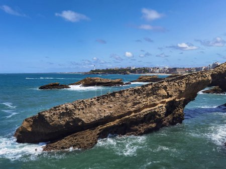 Téléchargez les photos : Quelques falaises dans la mer à côté de la plage et de la ville de Biarritz au Pays Basque, France - en image libre de droit