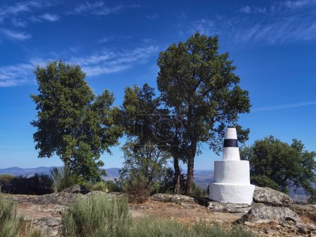 Téléchargez les photos : Repère géodésique au sommet d'une colline avec quelques bouchons derrière à Torre de Moncorvo, Portugal - en image libre de droit