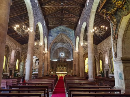 Téléchargez les photos : Intérieur et autel de l'église mère de Santa Maria Maior à Chaves, Portugal - en image libre de droit