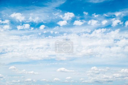 Foto de Algunas nubes en el cielo azul en un día de verano - Imagen libre de derechos