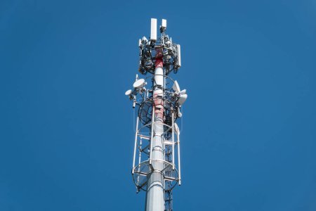 Téléchargez les photos : Tour de télécommunications offrant une couverture et facilitant la communication sans fil pour les appareils mobiles - en image libre de droit