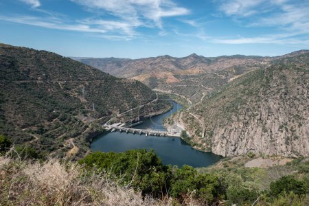 Foto de Entre colinas y montañas, el río Duero y la presa hidroeléctrica de Valeira en Portugal en el fondo - Imagen libre de derechos