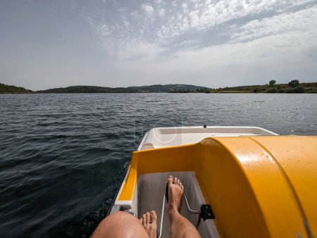Foto de Turista relajante en el lago con bote a pedal en la tarde - Imagen libre de derechos