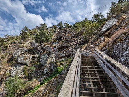Téléchargez les photos : Entre collines et rochers, les passerelles Paiva à côté de la rivière Paiva à Arouca, Portugal - en image libre de droit