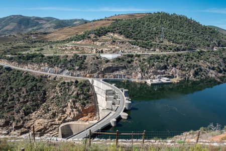 Foto de Entre colinas y montañas, la presa hidroeléctrica Foz Tua en el río Tua, en Tras os Montes, Portugal - Imagen libre de derechos