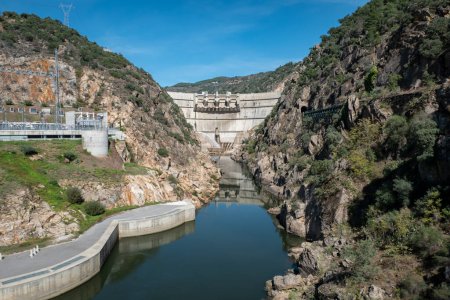 Foto de Entre colinas y montañas, la presa hidroeléctrica Foz Tua en el río Tua en Tras os Montes, Portugal - Imagen libre de derechos