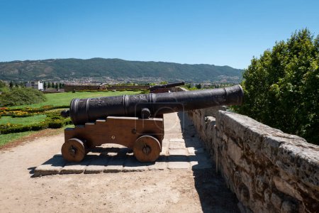 Téléchargez les photos : Ancien canon exposé dans un parc de jardin à Chaves, Portugal - en image libre de droit