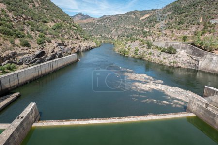 Foto de Entre colinas y montañas el río Duero junto a la presa hidroeléctrica de Valeira en Tras os Montes, Portugal - Imagen libre de derechos