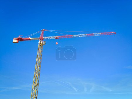 Foto de Grúa torre o polipasto de construcción en el cielo azul - Imagen libre de derechos