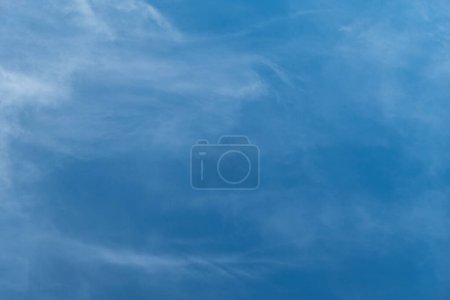 Foto de Algunas nubes en el cielo azul en un día algo nublado y soleado - Imagen libre de derechos