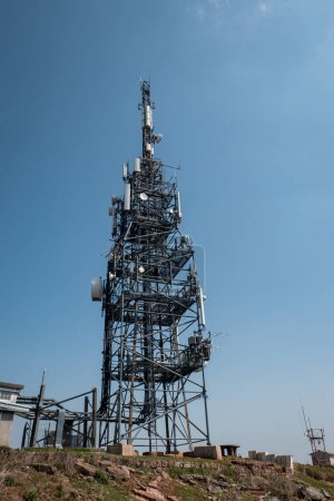 Foto de Torre de comunicaciones multifuncional en el pico de la montaña: transmisión de señales móviles, de radio y de televisión - Imagen libre de derechos