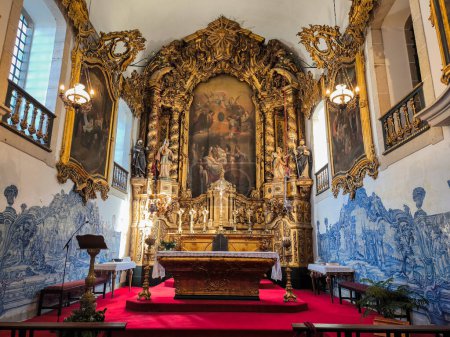 Téléchargez les photos : Dévoilement de la sérénité sacrée : La splendeur cachée et l'autel de l'église de Santa Marinha à Vila Nova de Gaia, Portugal - en image libre de droit