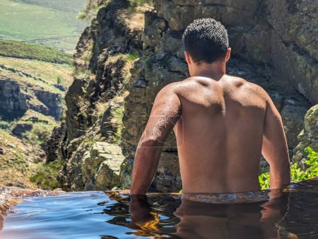 Foto de Disfrutando de la naturaleza: Joven atlético inmerso en un estanque de agua en Fisgas de Ermelo, Portugal - Imagen libre de derechos