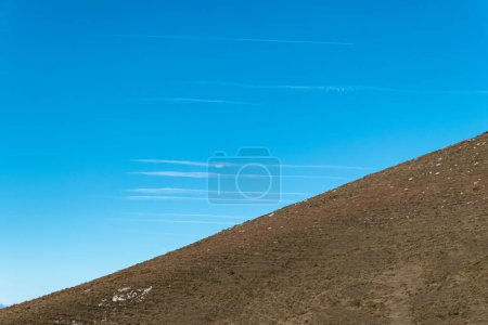 Foto de Explorando la majestuosa montaña de La Rhune en el País Vasco bajo un sol radiante y sus empinadas laderas - Imagen libre de derechos