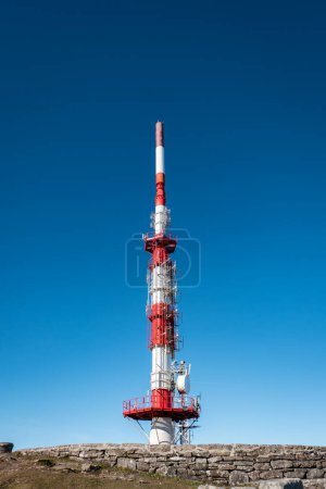Foto de Torre de comunicaciones: Conectividad inalámbrica para dispositivos móviles y tecnológicos - Imagen libre de derechos