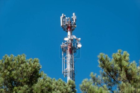 Foto de Torre de comunicación inalámbrica: Ampliación de la cobertura y facilitación de la conectividad para dispositivos móviles - Imagen libre de derechos