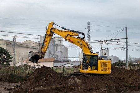 Using a rotating backhoe to prepare land for residential foundations