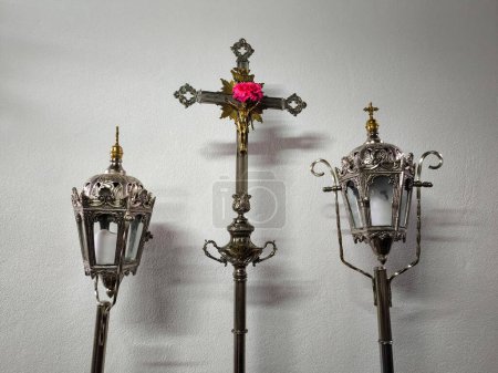 Préparatifs solennels : Lanternes crucifix et Pâques alignées pour faire respecter la tradition de la procession