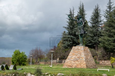 Parc avec le monument d'une jeune fille avec une colombe à la main représentant un monument à la paix à Mirandela, Portugal