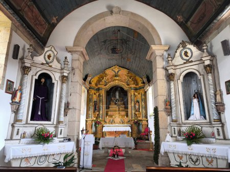 Oro Divino: Explorando la elegancia románica en la Iglesia de Santiago en Amedo, Portugal