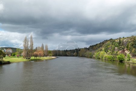El río Tua y el verde paisaje de Mirandela en Trs-os-Montes, Portugal, en un día de primavera bajo densas nubes