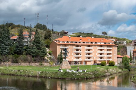 Barrio residencial en Mirandela con una elevación montañosa donde hay varias antenas para la comunicación inalámbrica para dispositivos móviles, en un día muy nublado, en Portugal