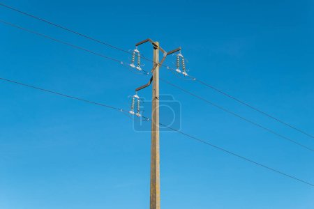 Energetische Kontraste: Strommast und Hochspannungsleitungen im Einklang mit dem blauen Himmel