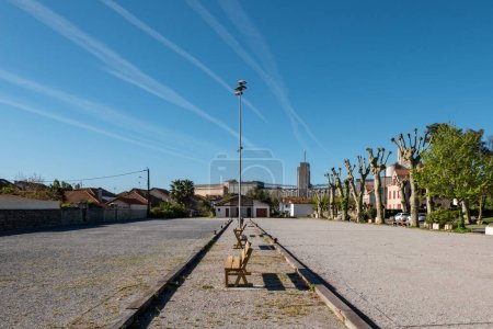 Parque de gravilla para pasatiempos y ocio, con bancos de madera en el País Vasco en Francia