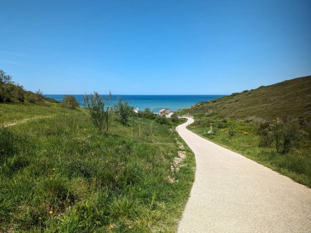 Die französische Küste erkunden: Der Charme des Zugangs zum Strand von Erretegia in Bidart, Baskenland