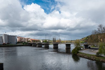 Puente sobre el río Tua en Mirandela en un día parcialmente nublado