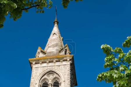 Entre el follaje: La majestuosa torre de la Iglesia de Notre-Dame des Forges en Tarnos, en el corazón del País Vasco Francés