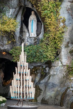Gruta de Massabielle con la imagen de la Virgen en el Santuario de Lourdes en Francia