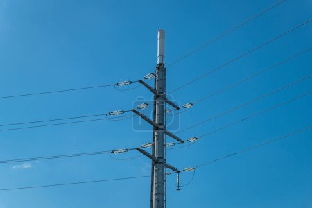 Vernetzung der Welt: Hochspannungsmast mit Antenne für drahtlose Telekommunikation integriert