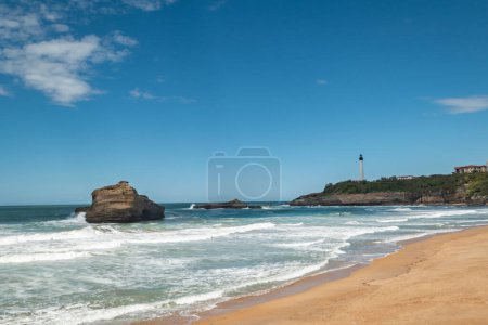 Coastal horizons in Biarritz: The charm of the beach between rocks and the distant lighthouse