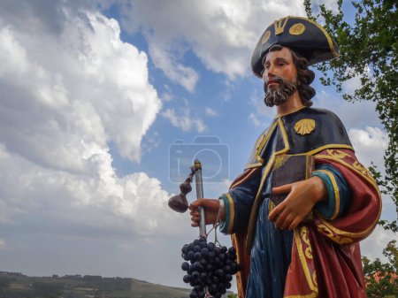 Solemne imagen de Santiago Magno, adornado en un andamio y acompañado de uvas y calabazas, durante las tradicionales festividades de verano