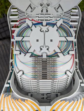 Foto de Caja de distribución de fibra óptica y cables multicolores en mantenimiento - Imagen libre de derechos