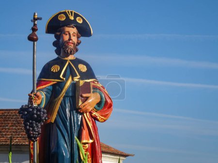 Procession religieuse : Saint Jacques le Grand mis en évidence, avec des raisins et des gourdes traditionnelles dans une célébration annuelle des festivals d'été populaires