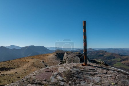 Den Höhen getrotzt: Eisen über den Felsen am Artzamendi-Gebirge im französischen Baskenland