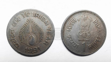 Foto de Año de turismo 1991 viejo indio moneda de 1 rupia aislado sobre fondo blanco - Imagen libre de derechos