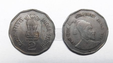 Foto de Antigua moneda india de 2 rupias que tiene la cara de Chhatrapati Shivaji. - Imagen libre de derechos