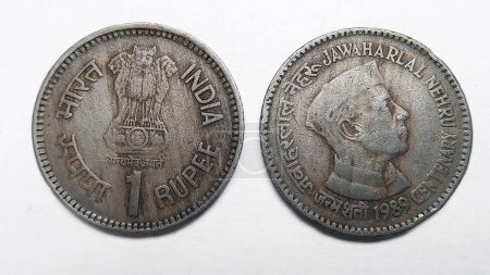 Foto de Antigua moneda india de una rupia con la cara de Jawaharlal Nehru. Vista delantera y trasera - Imagen libre de derechos