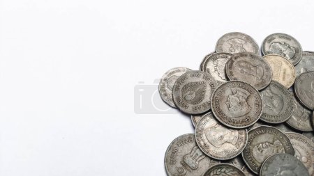 Foto de Antiguas monedas de plata raras aisladas sobre fondo blanco - Imagen libre de derechos