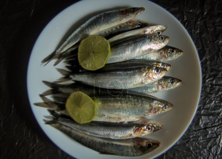 Foto de Delicioso plato de sardinas frescas para comer de diferentes maneras deliciosas - Imagen libre de derechos