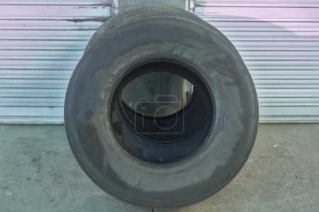 ruedas de goma usadas viejas del camión para enviar al reciclaje para no contaminar