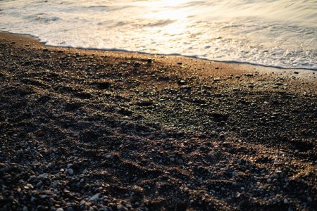 Foto de Piedras y vista de la playa negra de Kamari en Santorini. Foto de alta calidad - Imagen libre de derechos